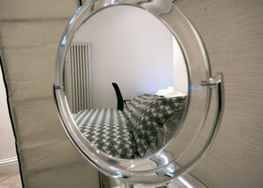 magnifying mirror