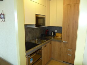 Cabinetry, Robinet, Comptoir, Évier, Evier, Meubles, Luminaire Plomberie, Bâtiment, Bois, Cuisine
