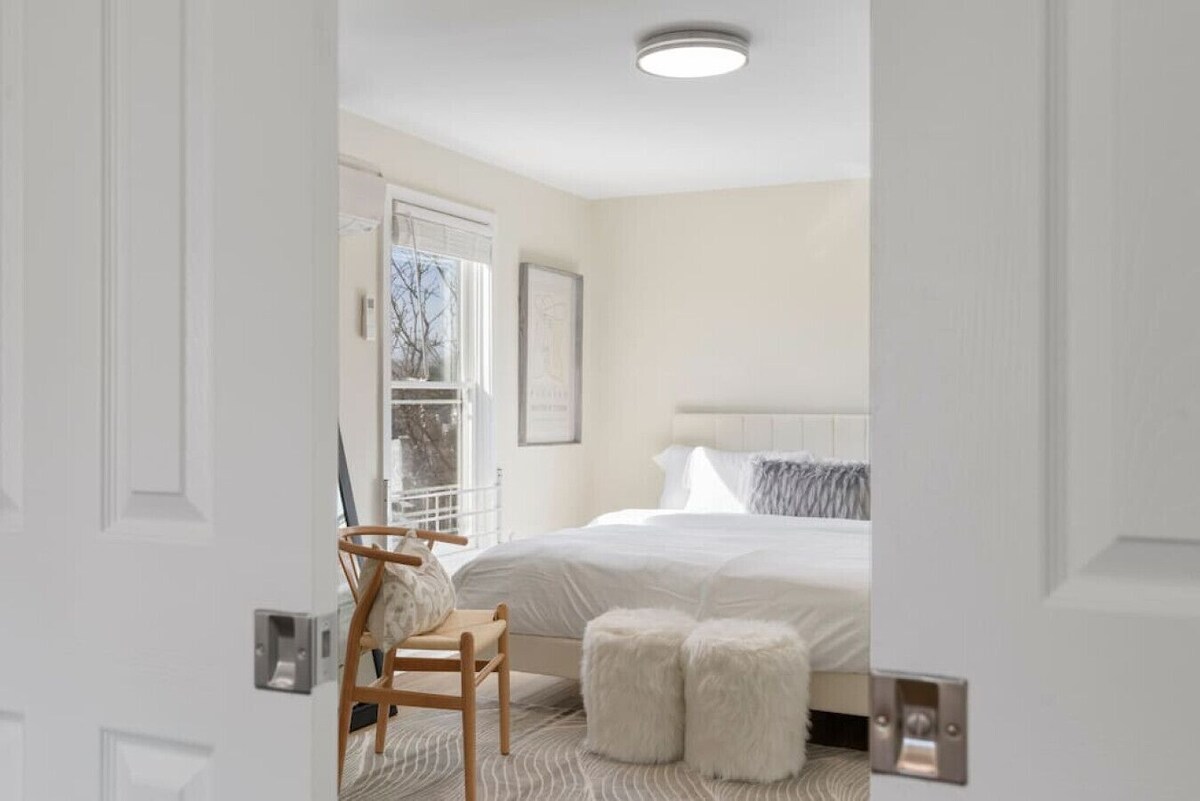 Dreamy Apartment in Downtown, 1 BDR, Kitchen, Luxury Bath, Walk to Shops and Entertainment