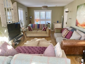 LARGE LIVING ROOM WITH 3 SOFAS, LARGE SMART TV, SKY & DVD PLAYER, DESK AREA