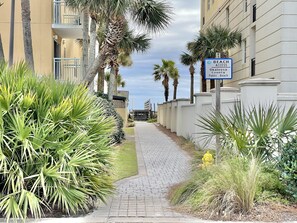 Enjoy easy beach access, just steps away for a perfect day on the sand! 🏖️☀️