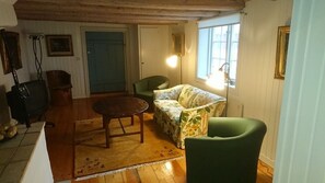 Vardagsrummet nedervåning sett från köket
