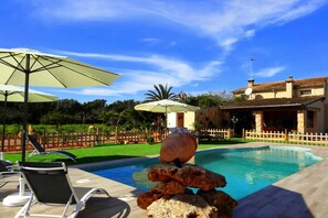 Pool bereich mit Terrasse