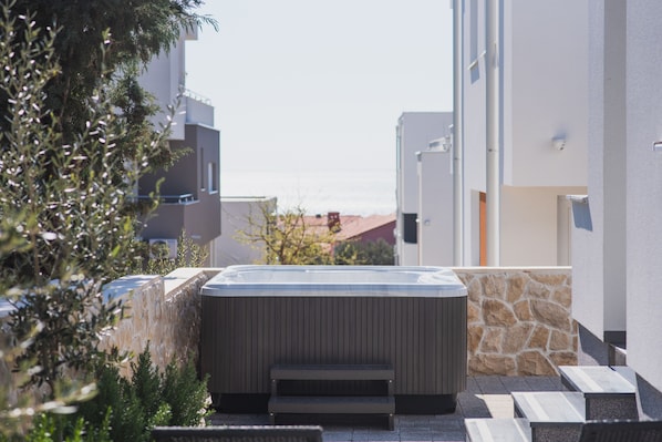 Outdoor spa tub