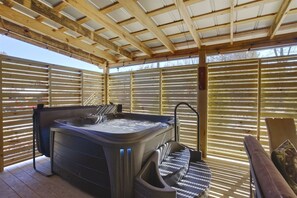 Brand New Patio Hot Tub for 5 with Privacy Screen