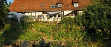 Forsthaus v. Westen mit Gartenteich