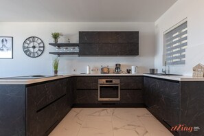 The fully equipped kitchen