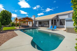 Your Backyard Oasis. Heated Pool, Spa, Putting Green, Gazebo & 6 Lounge Chairs