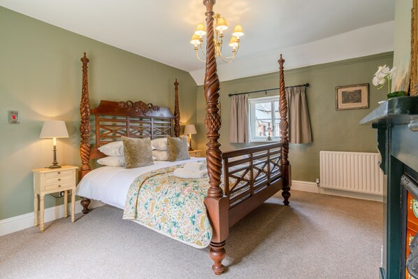 Main bedroom with Huge 4 poster bed