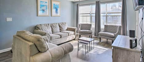 Destin Vacation Rental | 1,147 Sq Ft | 3BR | 2BA | Stairs Required