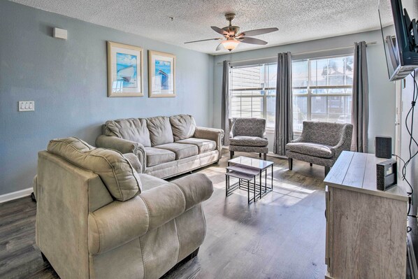 Destin Vacation Rental | 1,147 Sq Ft | 3BR | 2BA | Stairs Required