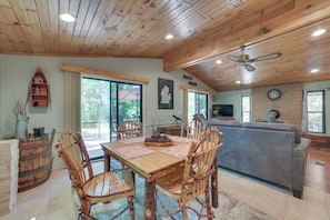 Dining Area | Dishware & Flatware Provided