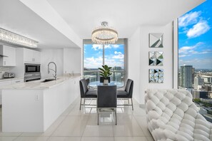 Miami vibes with Art Deco style!