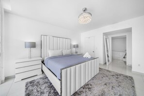 Bright and comfortable with king-size bed!