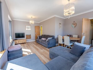 Living room/dining room | Beach Haven - Beach Haven Retreats, New Romney