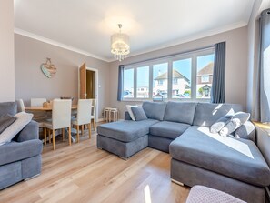 Living room/dining room | Beach Haven - Beach Haven Retreats, New Romney