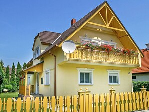 Sky, Building, Plant, Window, Fence, Architecture, House, Yellow, Residential Area, Wall