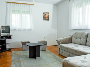 Furniture, Property, Building, Window, Comfort, Wood, Lighting, Interior Design, Flooring, Television