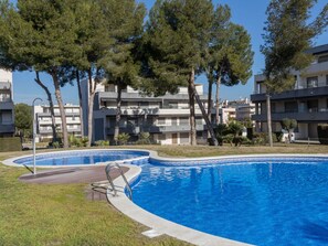 L'Eau, Bâtiment, Plante, Propriété, Ciel, Fenêtre, Piscine, Arbre, Ombre, Architecture