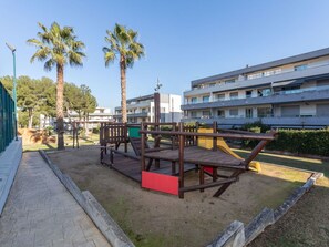 Himmel, Plante, Bygning, Træ, Vejbelægning, Skygge, Urban Design, Asfalt, Boligområde, Hus