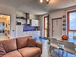 Bilderrahmen, Möbel, Couch, Fenster, Blau, Tabelle, Interior Design, Beleuchtung, Holz, Wohnzimmer