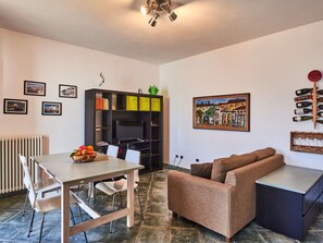 Tabelle, Bilderrahmen, Couch, Eigentum, Möbel, Holz, Interior Design, Wohnzimmer, Stuhl, Fussboden