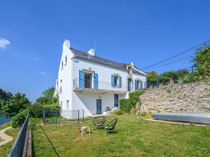 Himmel, Pflanze, Eigentum, Gebäude, Fenster, Grundstueck, Steigung, Gras, Hütte, Wohngebiet