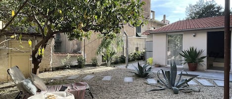 Ciel, Nuage, Meubles, Propriété, Plante, Ombre, Chaise, Pot De Fleur, Table, Architecture