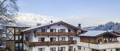 Nube, Cielo, Planta, Edificio, Agua, Paisaje Natural, Árbol, Casa, Barrio Residencial, Hierba