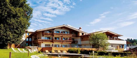 Cloud, Sky, Plant, Building, Water, Natural Landscape, Tree, House, Residential Area, Grass