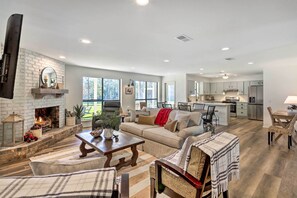Living Room | Sleeper Sofa | Smart TV | Central A/C | Complimentary Toiletries