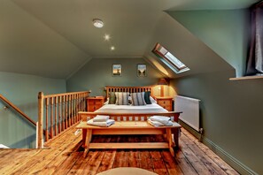 Holly Cottage Master Bedroom - StayCotswold