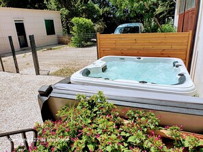 Bañera de hidromasaje al aire libre