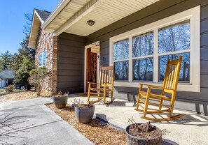 The covered front porch welcomes you to your vacation!
