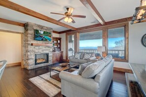 Living Room--- Mountain View, Cozy Fireplace, TV