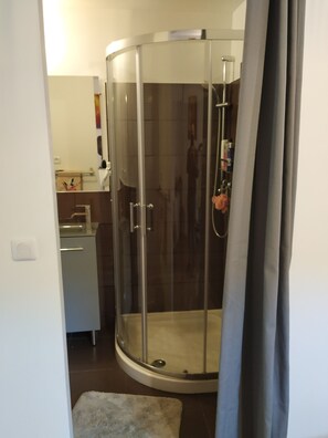 douche 1ere chambre 