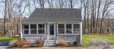 Front of home with enclosed porch 