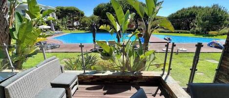 Terrasse avec vue sur la piscine