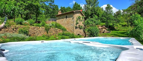 Building Exterior, Hot Tub, Outdoor, Pool