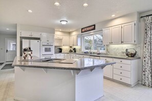 Kitchen | 1st Floor | Coffee Maker | Toaster | Blender