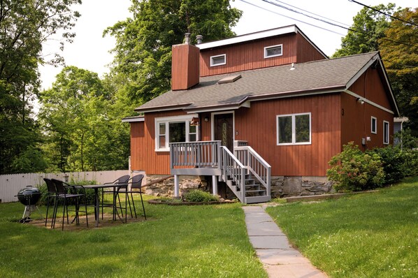 Unwind on the front patio with a 4-seat dining set and Weber charcoal grill - perfect for slow mornings, al fresco dinners, or summer night s’mores under the stars.