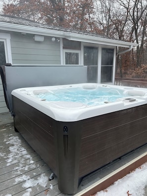 Saltwater hot tub - Relax in a Hot Spring spa