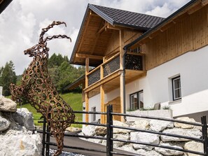 Propriété, Nuage, Bâtiment, Plante, Ciel, Bois, Fenêtre, Faon