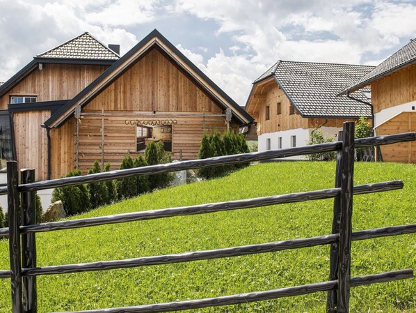Nuage, Plante, Ciel, Bâtiment, Propriété, Fenêtre, Clôture, Bois, Maison