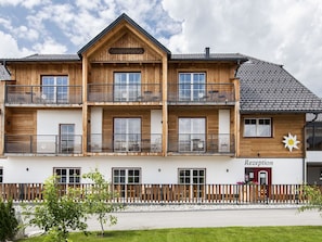 Nuage, Bâtiment, Plante, Fenêtre, Ciel, Maison, Lot Terre, Arbre, Quartier, Bois
