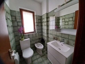 Miroir, Luminaire Plomberie, Évier, Robinet, Propriété, Lavabo, Salle De Bains, Violet, Bâtiment, Plante