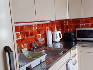 Cabinetry, Evier, Robinet, Évier, Propriété, Meubles, Luminaire Plomberie, Comptoir, Cuisine, Bois