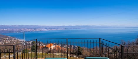 Wasser, Himmel, Wasservorräte, Boot, Azurblau, Berg, Gebäude, Watercraft, See, Küsten Und Ozeanische Forms