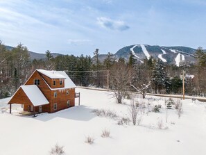 This retreat is just minutes away from the ultimate skiing experience at Sunday River!