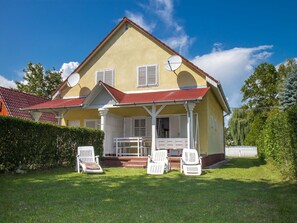 Sky, Cloud, Plant, Property, Building, Window, Tree, House, Land Lot, Cottage